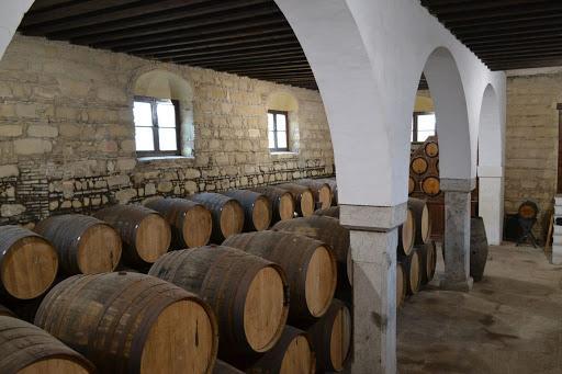 Houten vaten in wijnkelder van Bodegas Lorente y Barba