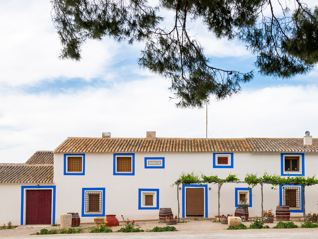 Wit wijnhuis met blauwe vensters van Bodegas Casa Castillo in Jumilla